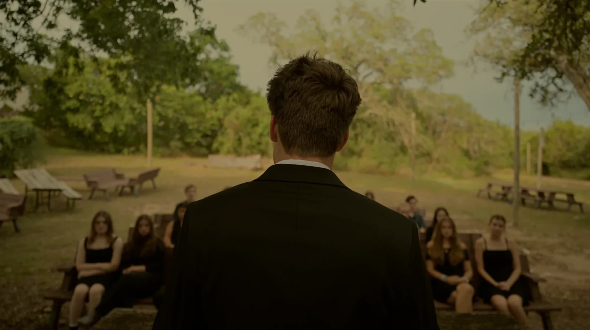 The funeral — still from ‘Ven