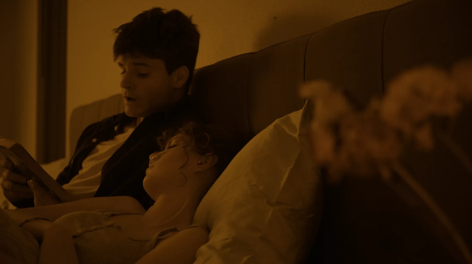 Reading together at night — still from ‘Ven
